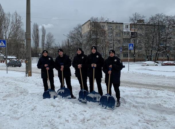 Курсанти ННІ № 2 допомагають рятувати місто від снігових заметів